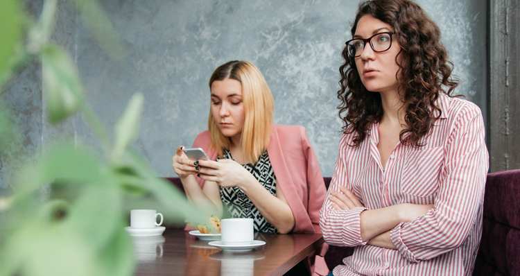 boring conversation distracted on phone